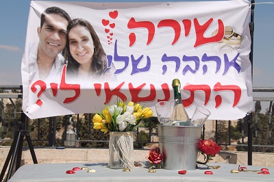 הצעת נישואין שולחן ושלט בירושלים